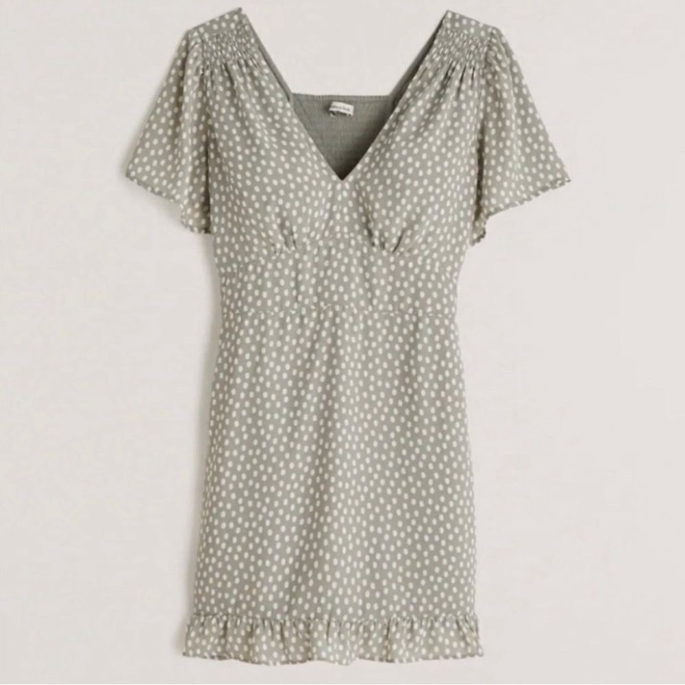 Abercrombie Flutter Sleeve Dress in Mint Dot Smocked- Size Medium